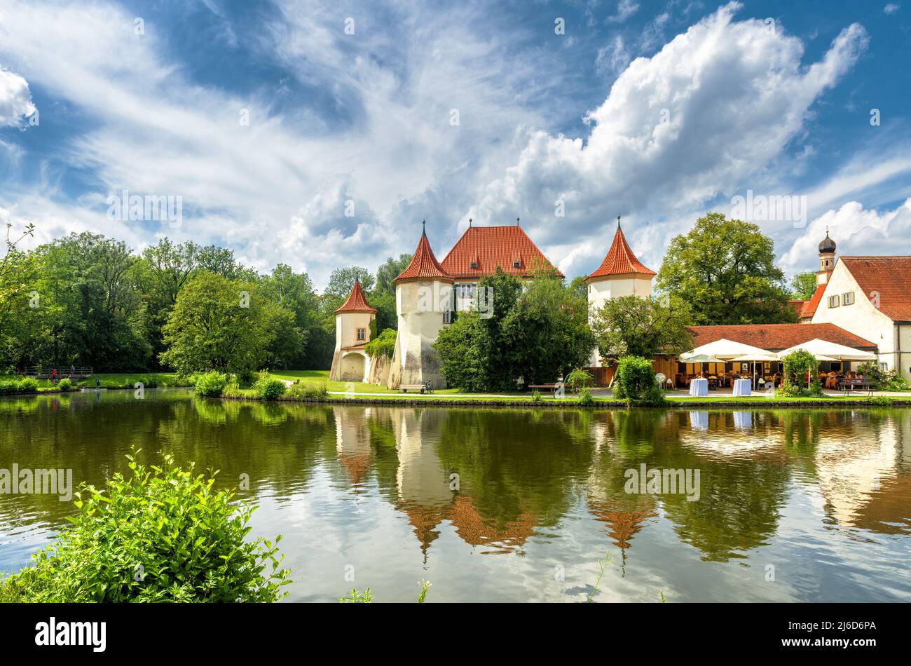 Schloss Blutenburg in München, Deutschland, Europa. Es ist das Wahrzeichen der Stadt München. Landschaft von mittelalterlichen Häusern im Sommer, Landschaft mit Hotel in alten Mansio Stockfoto