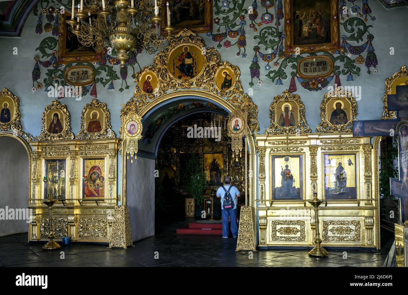 Kasan, Russland - 19. Juni 2021: Im Inneren der Kathedrale der Heiligen Petrus und Paulus, Kasan, Tatarstan. Luxuriöse, verzierte Inneneinrichtung der russisch-orthodoxen Kirche, lan Stockfoto
