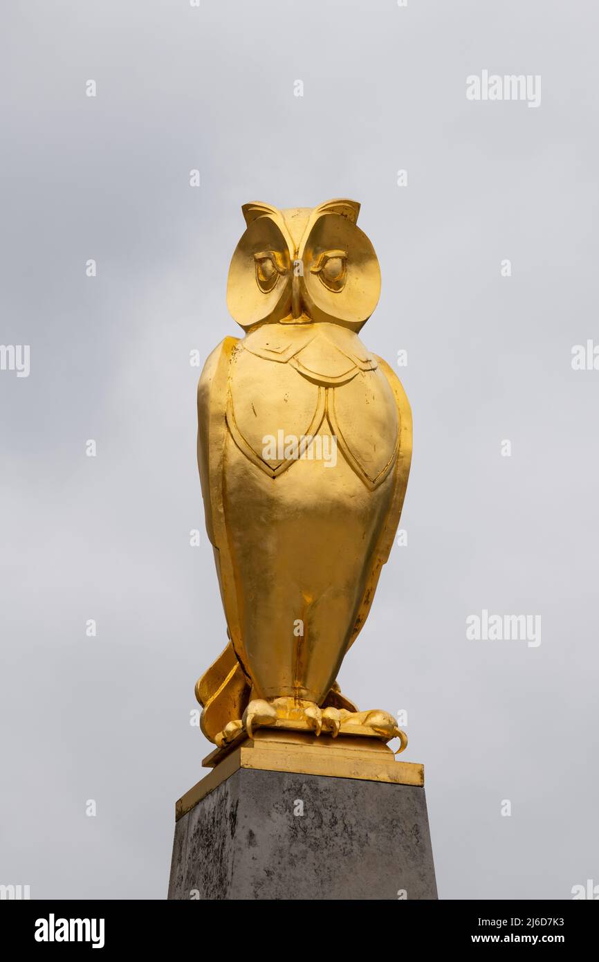 Leeds goldene Eule Skulptur Symbol vor Leeds Civic Hall, Leeds, West Yorkshire, England, Großbritannien Stockfoto