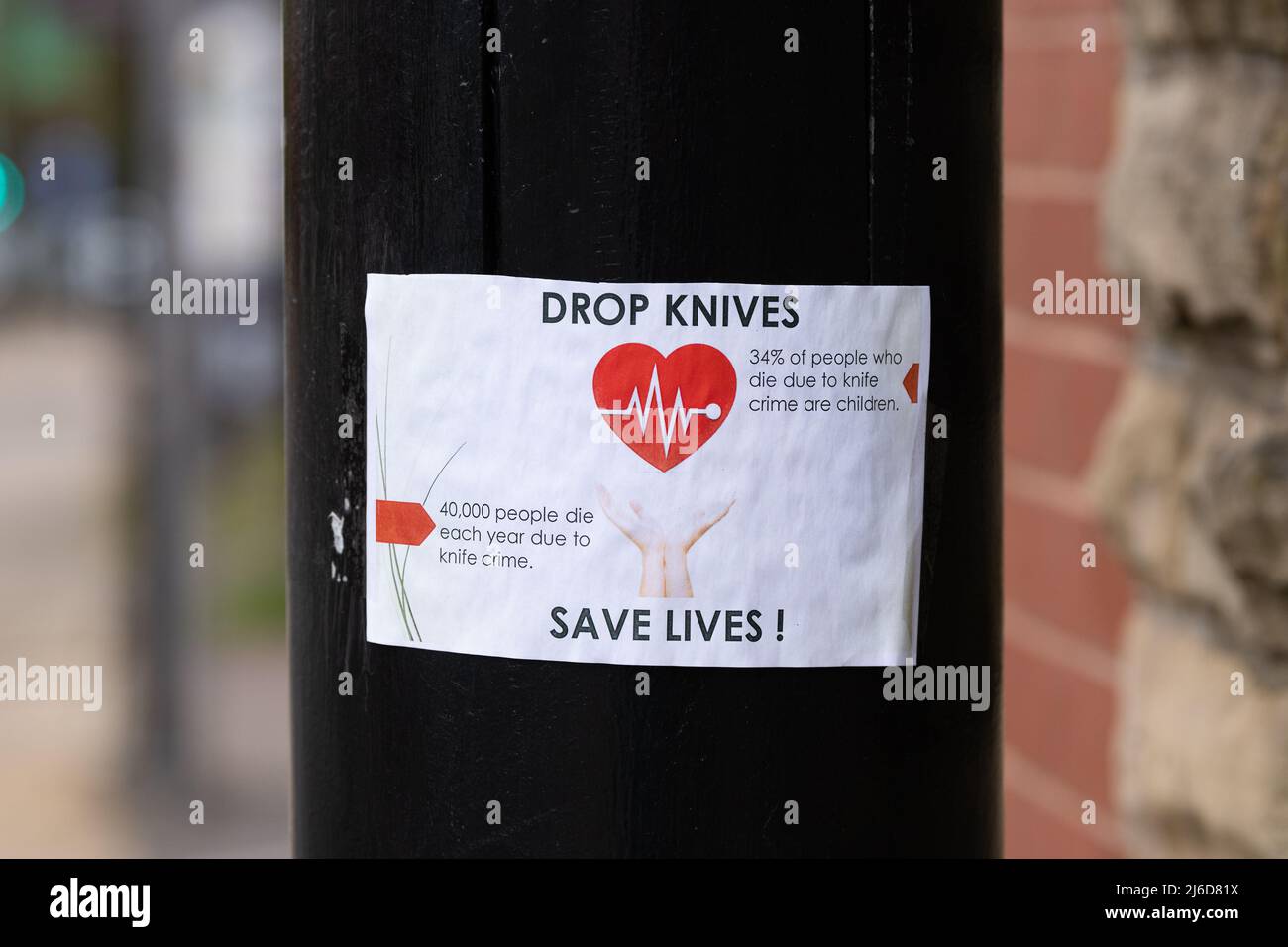 Messerkriminalität leeds - Schild „Klappmesser retten Leben“ am Telegrafenmast in Chapeltown, Leeds, West Yorkshire, England, Großbritannien - 2022 Stockfoto