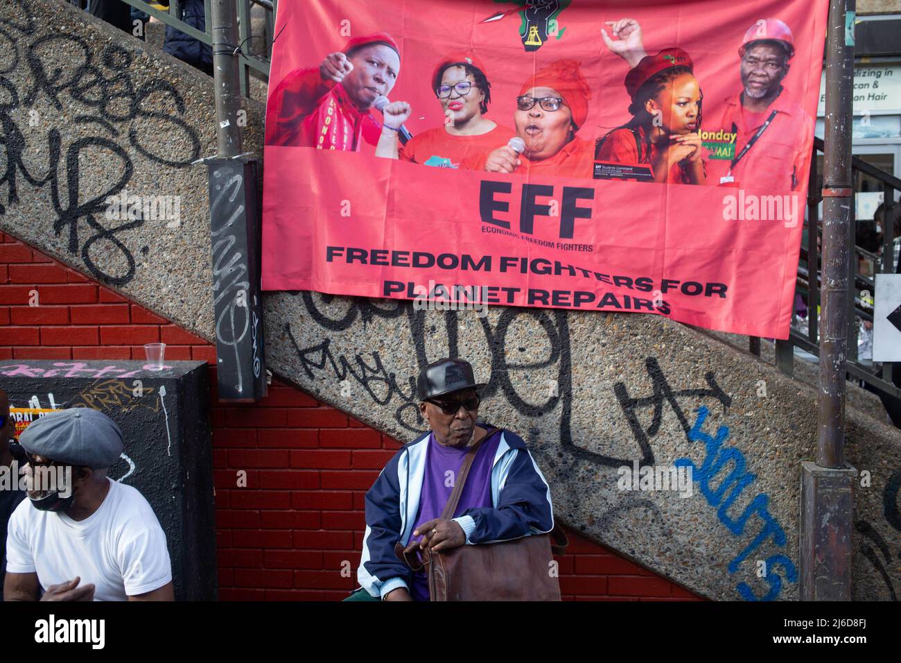 30. April 2022, Brixton, Großbritannien: Während einer internationalen Friedensmesse in Brixton wird ein Banner der wirtschaftlichen Freiheitskämpfer gesehen, während die Menschen den Rednern zuhören. Die Economic Freedom Fighters (EFF) ist eine südafrikanische radikale und militante wirtschaftliche Emanzipationsbewegung unter der Führung von Julius Malema. (Bild: © Thabo Jaiyesimi/SOPA Images via ZUMA Press Wire) Stockfoto