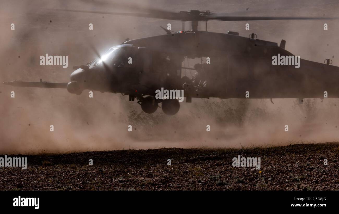 Ein HH-60G Pave Hawk Combat Such and Rescue (CSAR) Hubschrauber schwebt über dem Boden, während er von Captain Garret Wells und 1. Leutnant William Leshley, 66. Rescue Squadron, 28. April 2022, in North Las Vegas, Nevada, gesteuert wird. Die Missionsausrüstung von PAVE Hawk umfasst eine einrollbare Fühlersonde, interne Zusatztanks, zwei von der Besatzung servierte Maschinengeune des Kalibers 7,62mm oder .50 sowie einen Ladehaken mit einer Kapazität von 8.000 Pfund (3.600 Kilogramm). Zur Verbesserung der Lufttransportierbarkeit und des Schiffsbetriebs verfügen alle HH-60Gs über klappbare Rotorblätter. (USA Air Force Foto von Tech. Sgt. Alexandre Montes) Stockfoto