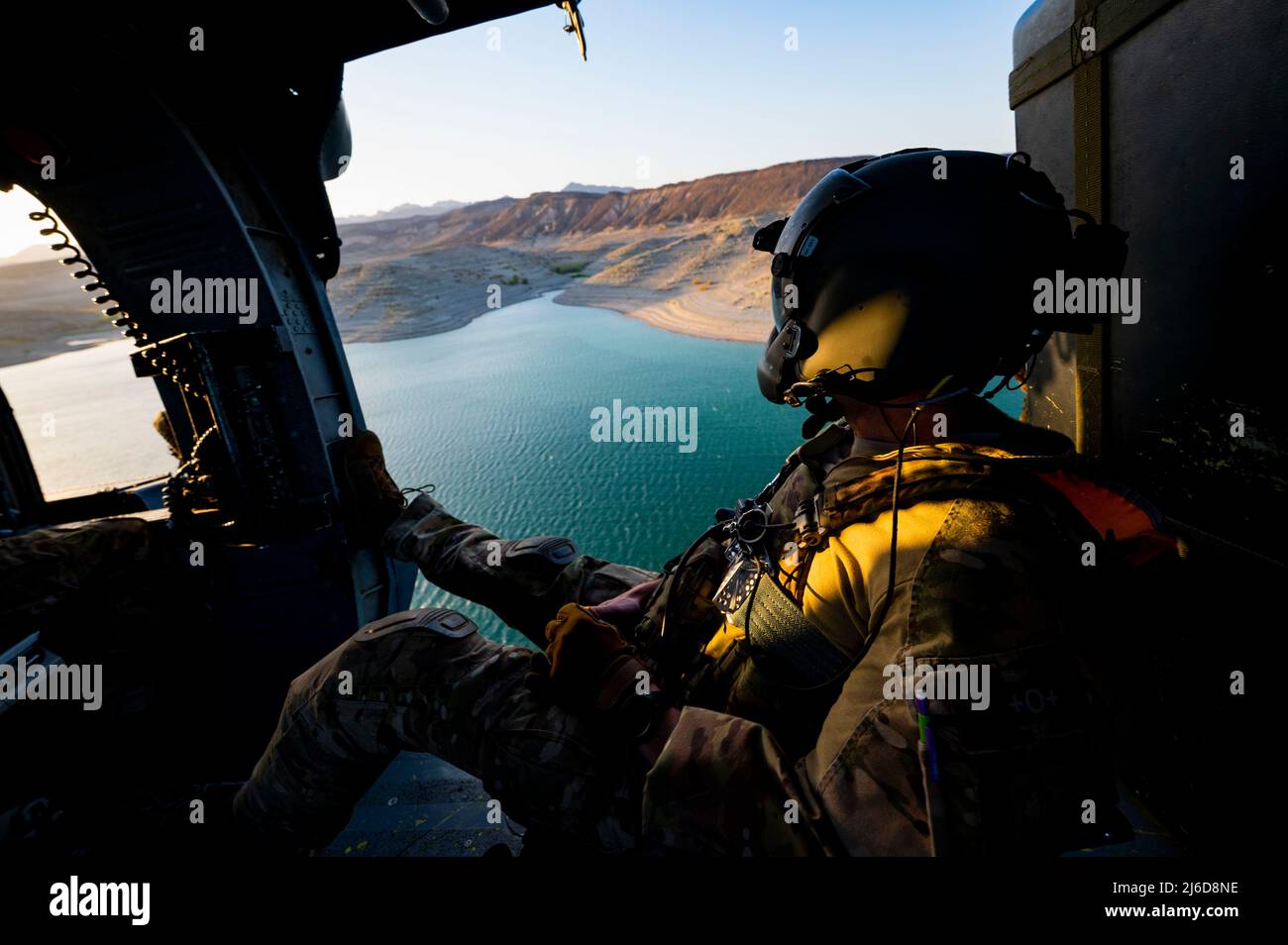 Technik. Sgt. Jeffrey Hegstrom, 66. Rettungsgeschwader (RQS), Fluglehrer für Spezialmissionen, genießt den Blick auf den Rückweg nach Nellis nach einer Trainingsmission über das Nevada Test and Training Range am 28. April 2022. Zu den Verbesserungen im Kampf gegen PAVE Hawk gehören ein Radarwarnungsempfänger, ein Infrarotstau und ein Streulicht-/Spreu-Gegenmaßnahmen-Ausgabesystem. (USA Luftwaffe Foto von Senior Airman Zachary Rufus) Stockfoto