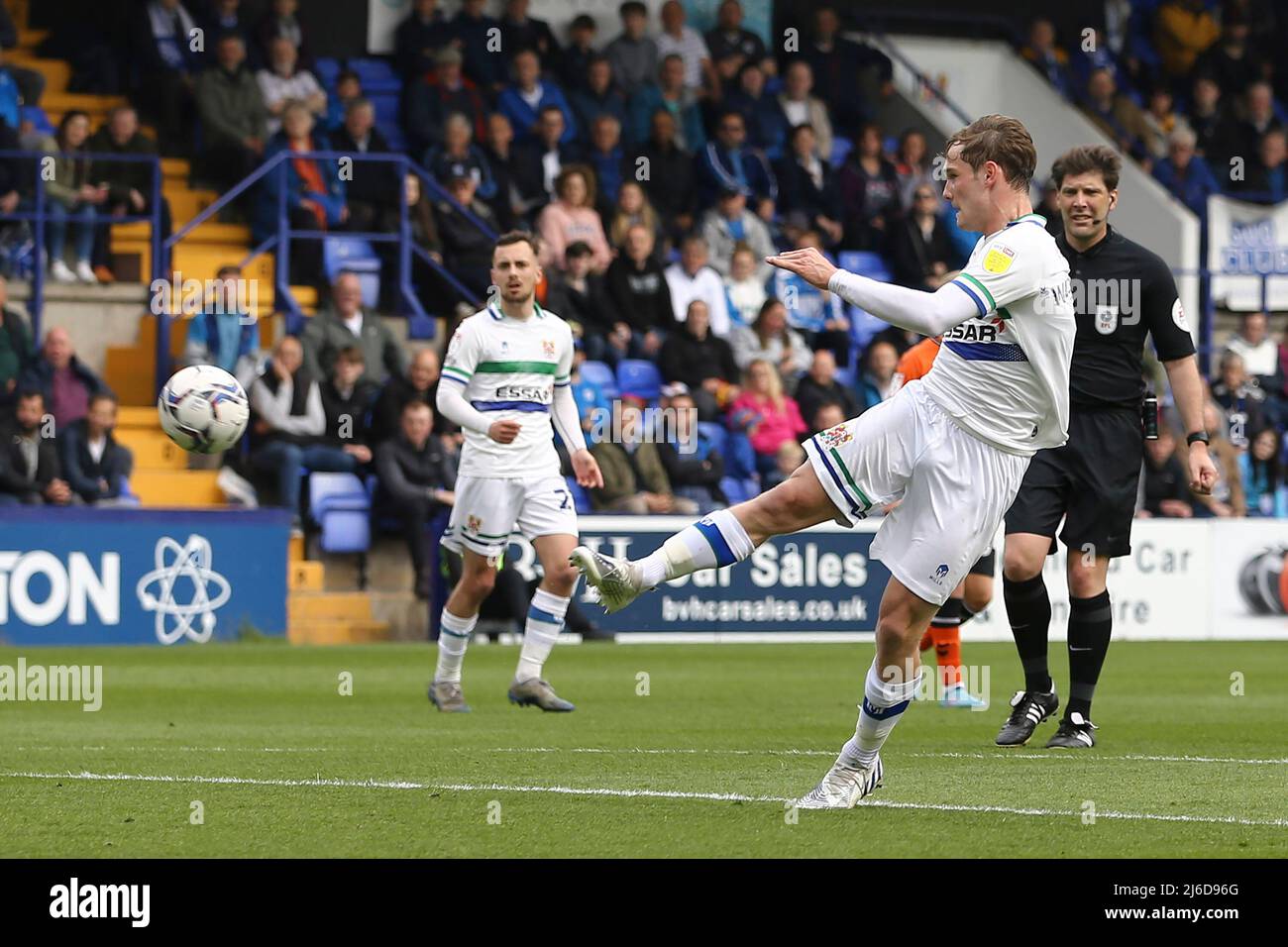 Birkenhead, Wirral, Großbritannien. 30.. April 2022. Lewis Warrington von Tranmere Rovers schießt, aber seine Bemühungen waren nicht zielgerichtet. EFL Skybet Football League Two Match, Tranmere Rovers gegen Oldham Athletic im Prenton Park, Birkenhead, Wirral am Samstag, 30.. April 2022. Dieses Bild darf nur für redaktionelle Zwecke verwendet werden. Nur zur redaktionellen Verwendung, Lizenz für kommerzielle Nutzung erforderlich. Keine Verwendung bei Wetten, Spielen oder Veröffentlichungen in einem Club/einer Liga/einem Spieler.pic von Chris Stading/Andrew Orchard Sports Photography/Alamy Live News Stockfoto