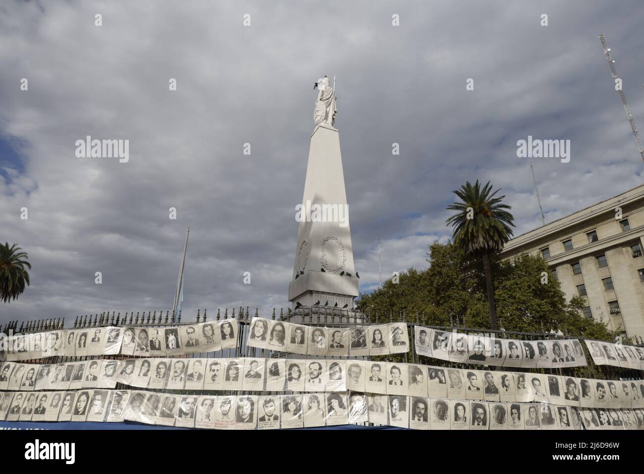 Buenos Aires, Argentinien, 30.. April 2022. Die Mütter der Plaza de Mayo gedachten 45 Jahre des Kampfes unter dem Motto: Wir bestätigen den revolutionären Kampf unserer Kinder. Sie riefen diejenigen auf, die sie immer begleiteten, sich all jene zu erinnern, zu bestätigen und zu umarmen, die nicht aufgehört haben zu kämpfen. Politiker und Mütter, die Mitglieder der Organisation sind, sprachen bei der Veranstaltung. Die Pyramide von Mai, umgeben von Fotos der verschwundenen Häftlinge. (Bild: Esteban Osorio/Alamy Live News). Stockfoto