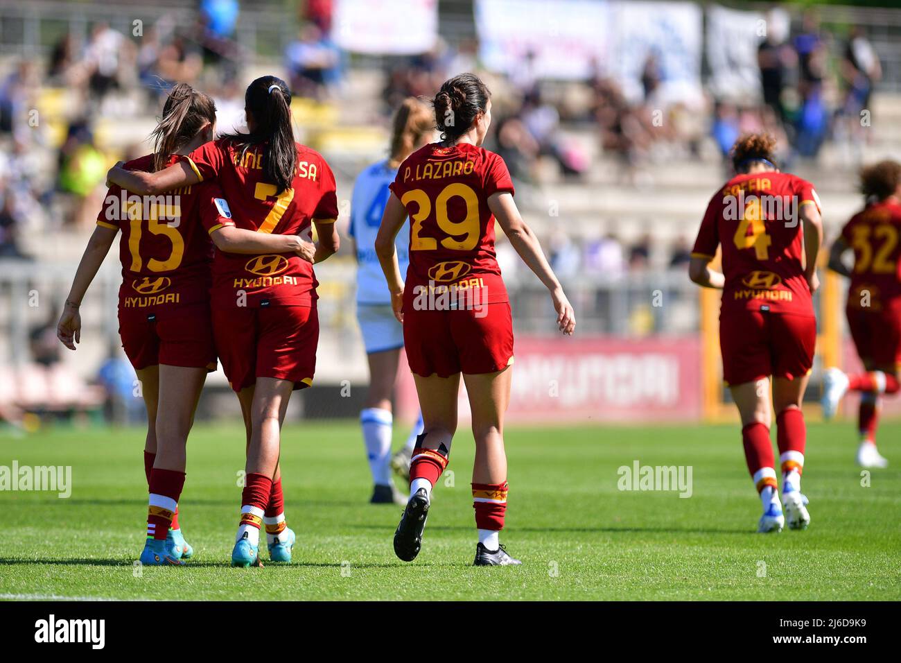30. April 2022, Rom, Italien: Annamaria Serturini Andressa Alves und Paloma Lazaro von AS Roma feiern während des Italien Cup Frauenmatches zwischen AS Roma und den Damen von Empoli im Stadio Tre Fontane am 30. April 2022 in Rom, Italien. (Bild: © Gennaro Masi/LPS über ZUMA Press Wire) Stockfoto