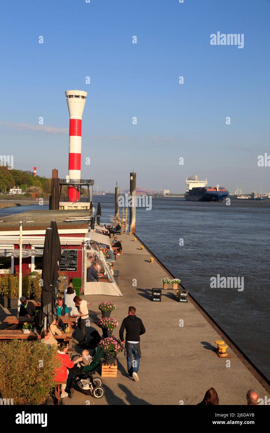Blankenese, Elbe-Pier mit Restaurant Ponton op'n Bulln und Lichtfeuer, Hamburg, Deutschland, Europa Stockfoto