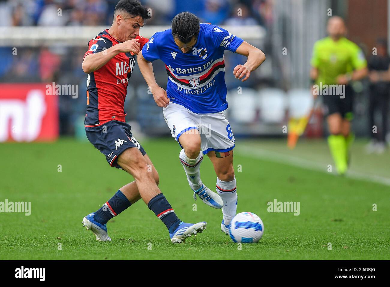 Pablo Ignacio Galdames Millan (Genua) - Antonio Candreva (Sampdoria) während des Spiels UC Sampdoria gegen Genua CFC, italienische Fußballserie A in Genua, Italien, April 30 2022 Stockfoto