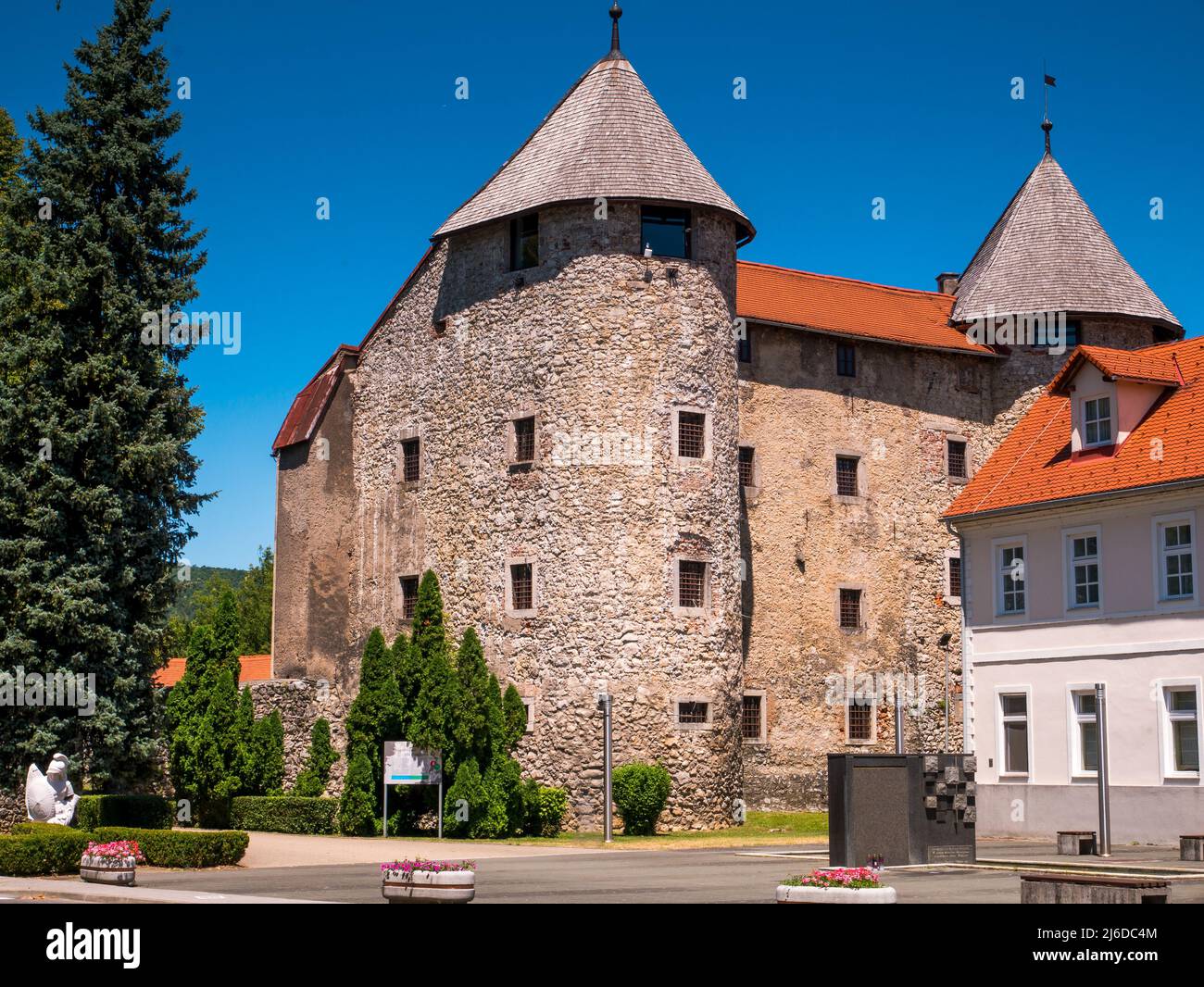 Der Palast der Burg Frankopan und das lokale Museum der Stadt Ogulin - Kroatien (Palača Frankopanskog Kaštela i zavičajni muzej grada Ogulina Stockfoto