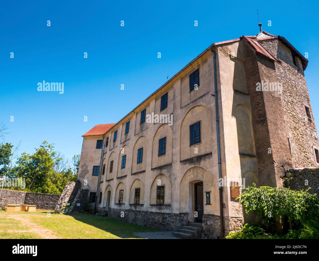 Der Palast der Burg Frankopan und das lokale Museum der Stadt Ogulin - Kroatien (Palača Frankopanskog Kaštela i zavičajni muzej grada Ogulina Stockfoto