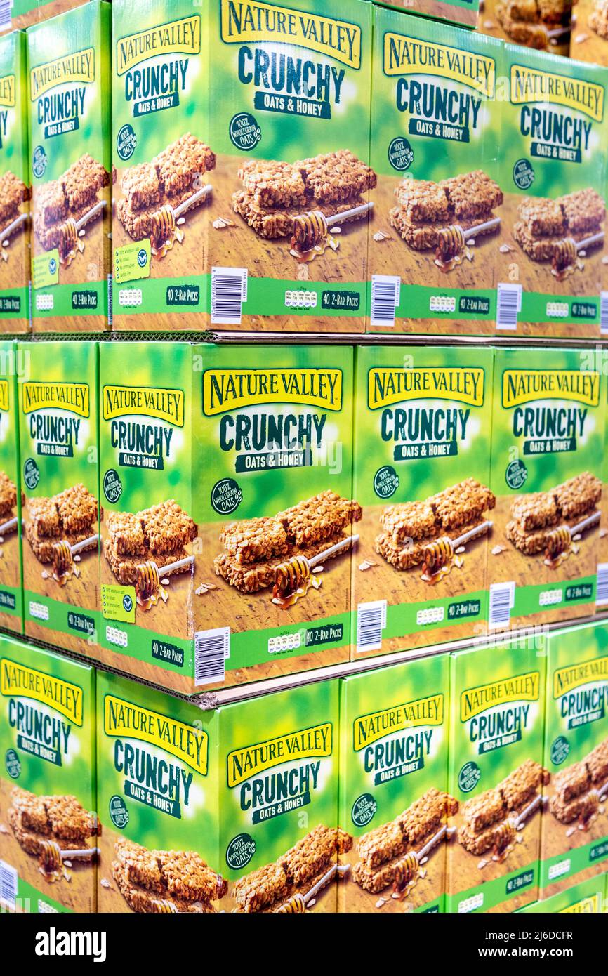 Gestapelte Kisten mit Hafer-Müsliriegeln aus dem Nature Valley bei einem Großhändler Stockfoto