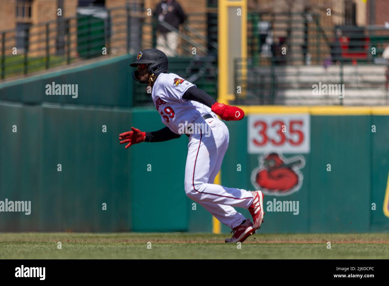 30. April 2022: Rochester Red Wings Außenfeldspieler Josh Palacios (59) läuft zwischen Basen gegen die Syracuse Mets. Die Rochester Red Wings veranstalteten die Syracuse Mets in einem Spiel der International League im Frontier Field in Rochester, New York. (Jonathan Tenca/CSM) Stockfoto