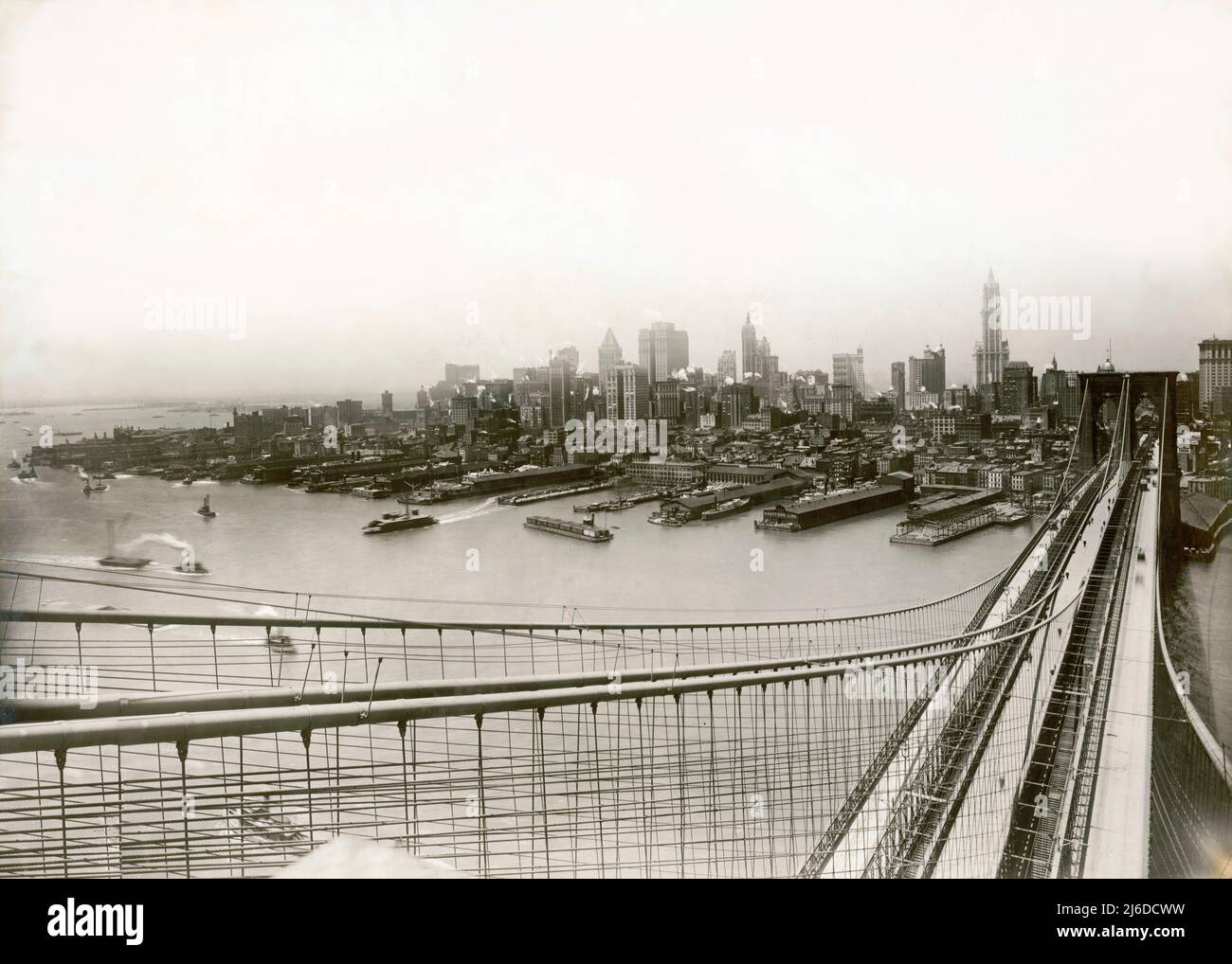 Hochwinkelansicht der Brooklyn Bridge und der Skyline von Downtown Manhattan, New York City, New York, USA, nicht identifizierter Künstler, Februar 1918 Stockfoto