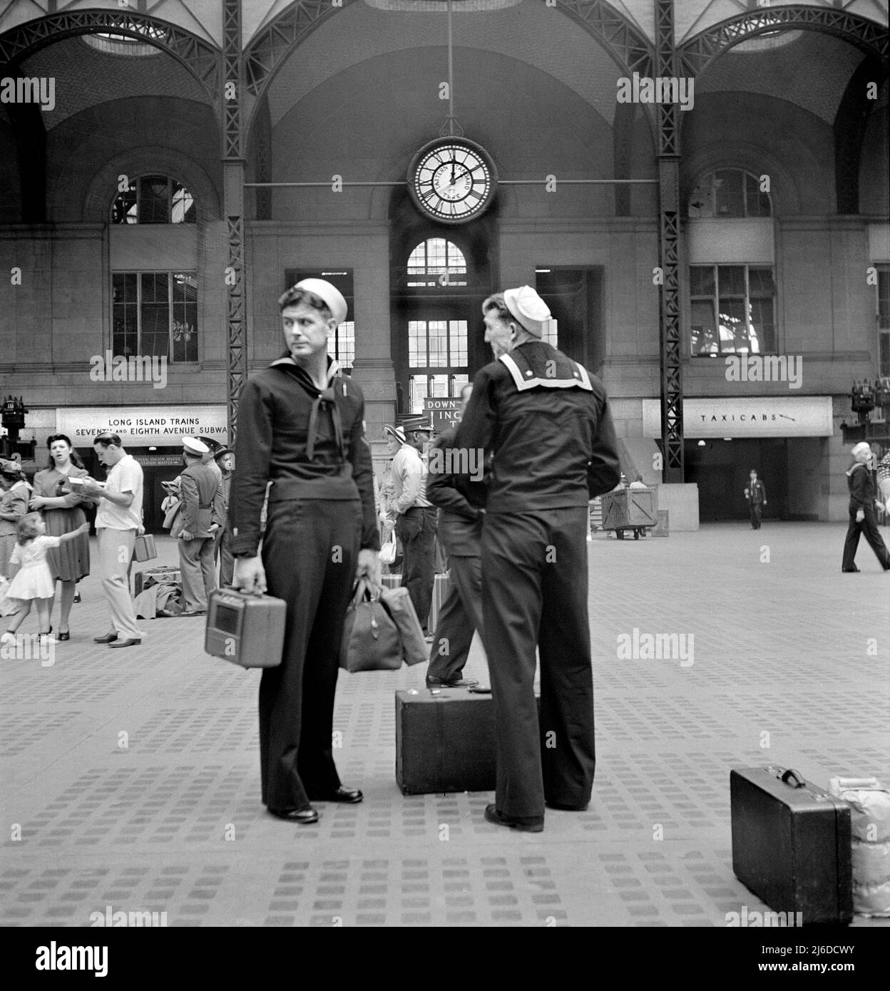 Seeleute warten auf den Zug, Pennsylvania Railroad Station, New York City, New York, USA, Marjory Collins, U.S. Office of war Information/USA Farm Security Administration, August 1942 Stockfoto