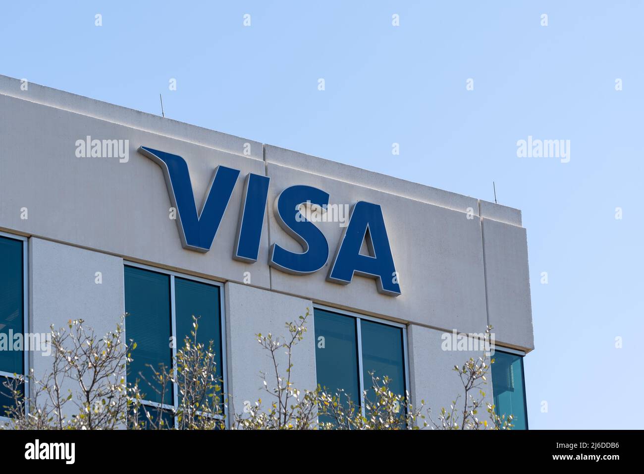 Austin, Texas, USA - 18. März 2022: Nahaufnahme des Visa-Logos auf dem Bürogebäude in Austin, Texas, USA. Stockfoto
