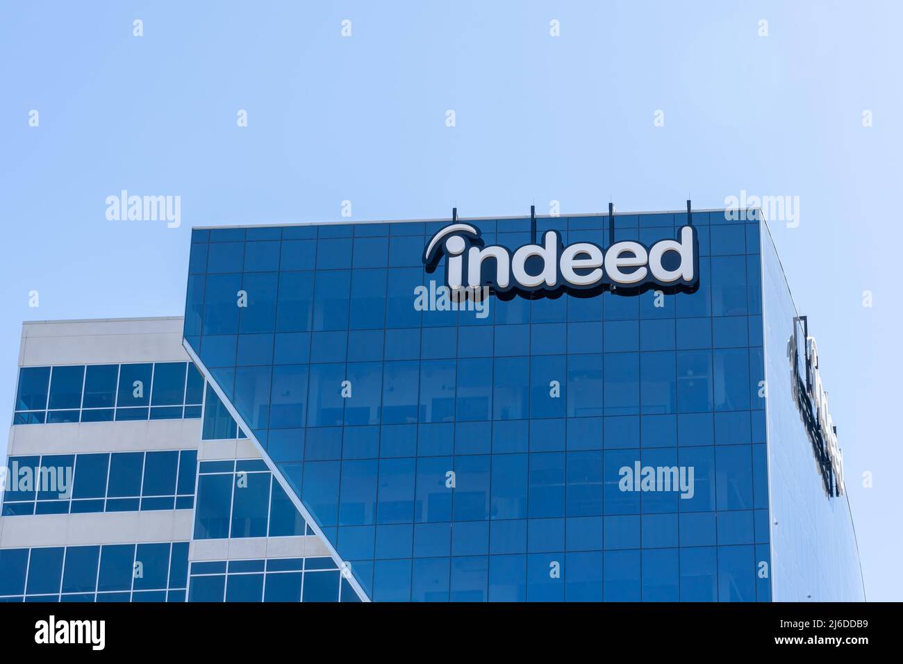 Austin, Texas, USA - 18. März 2022: Nahaufnahme des Indeed-Logos auf dem Hauptsitz in Austin, Texas, USA. Stockfoto