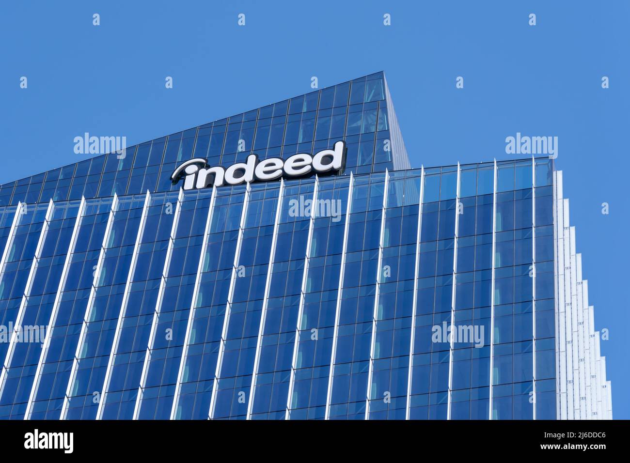 Austin, Texas, USA - 18. März 2022: Nahaufnahme des Indeed-Logos auf dem Hauptsitz in Austin, Texas, USA. Stockfoto