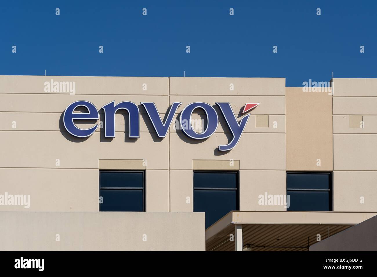 Irving, TX, USA - 20. März 2022: Nahaufnahme des Envoy-Schildes auf dem Gebäude am Hauptsitz in Irving, Texas, USA. Stockfoto