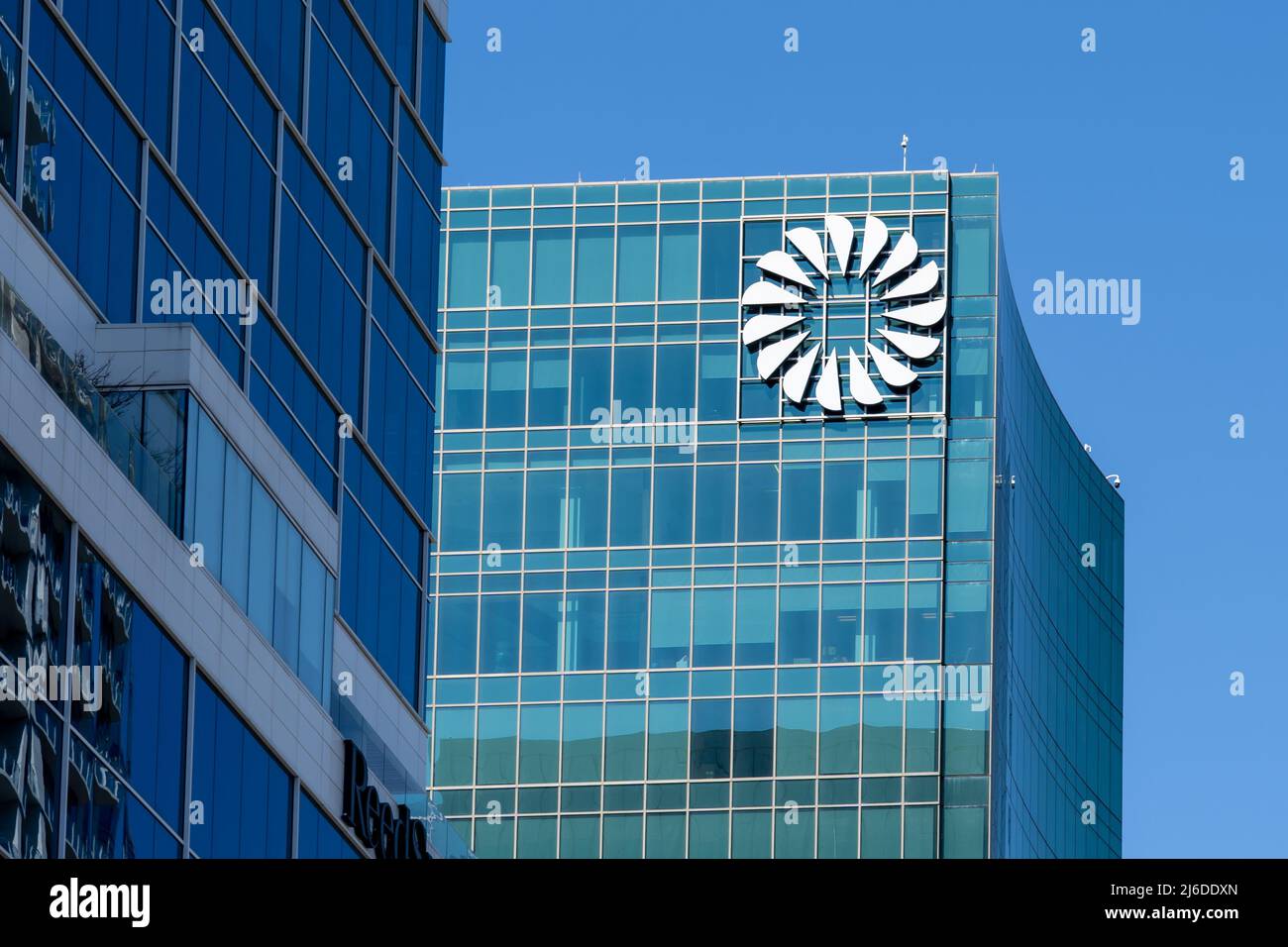 Dallas, TX, USA - 20. März 2022: Das Logo der Frost Bank ist auf dem Frost Tower in der Innenstadt von Dallas zu sehen. Stockfoto