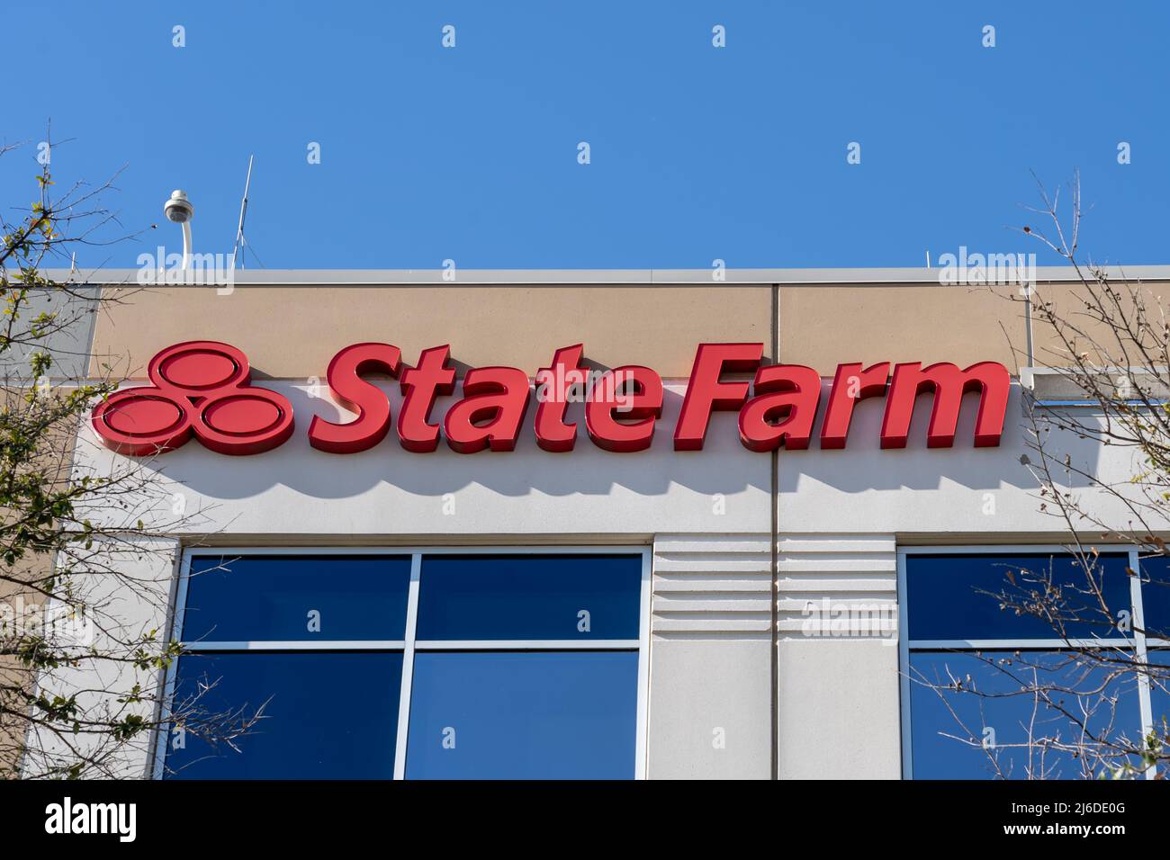 Irving, Texas, USA - 20. März 2022: Nahaufschrift der State Farm in ihrem Büro in Dallas, Texas, USA. Stockfoto