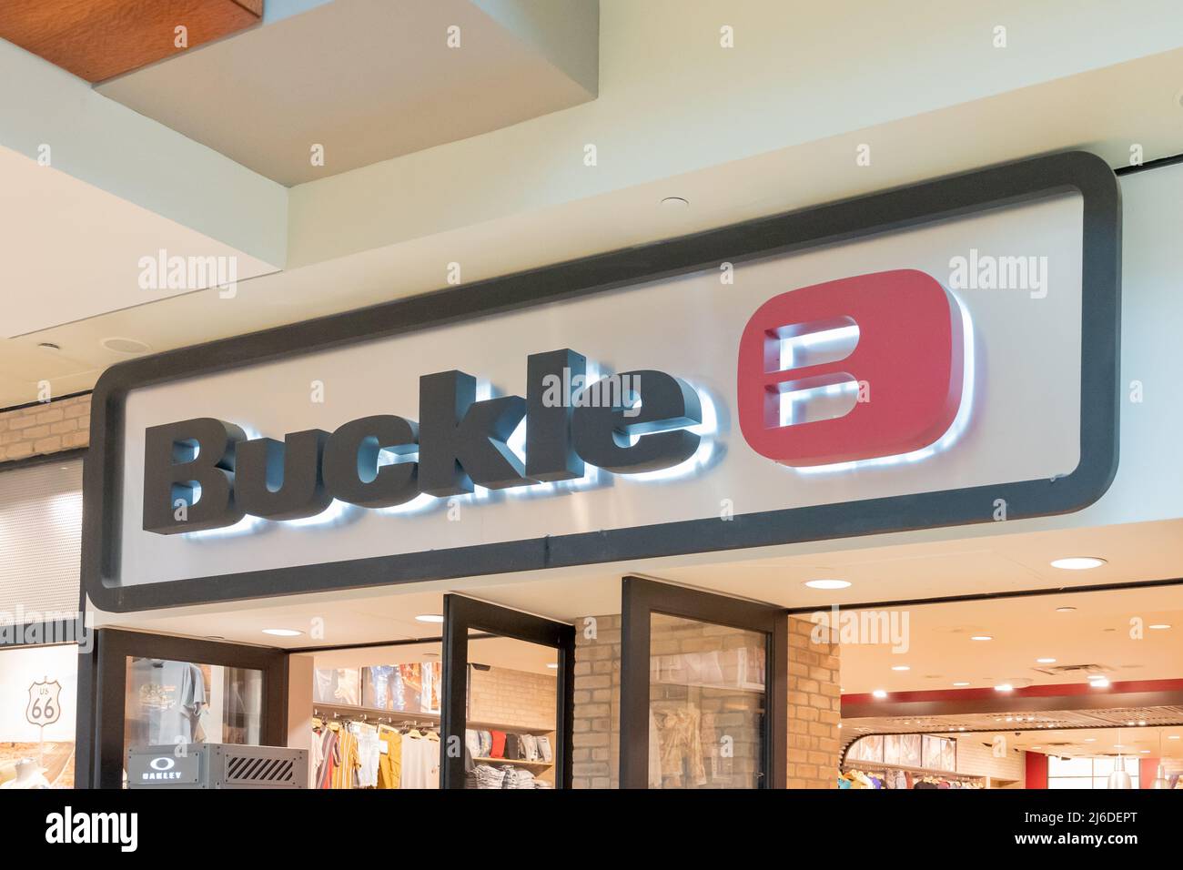 Houston, Texas, USA - 25. Februar 2022: Nahaufnahme des Buckle-Ladenzeichens in einem Einkaufszentrum. Stockfoto