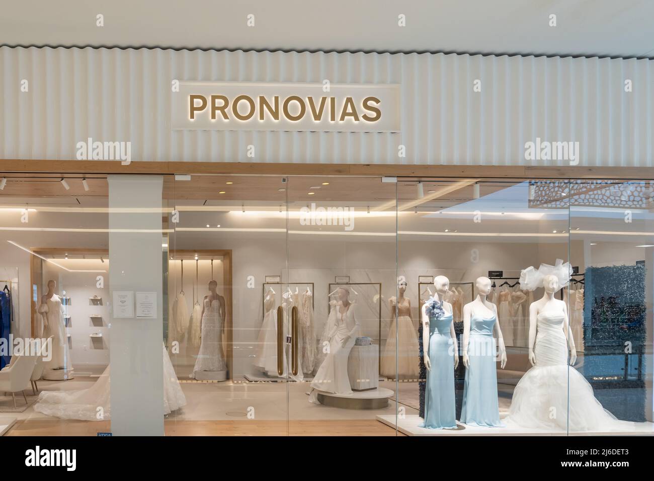 Houston, Texas, USA - 25. Februar 2022: Pronovias-Laden in einem Einkaufszentrum. Pronovias ist ein Designunternehmen für Hochzeitskleider mit Sitz in Katalonien, Spanien. Stockfoto