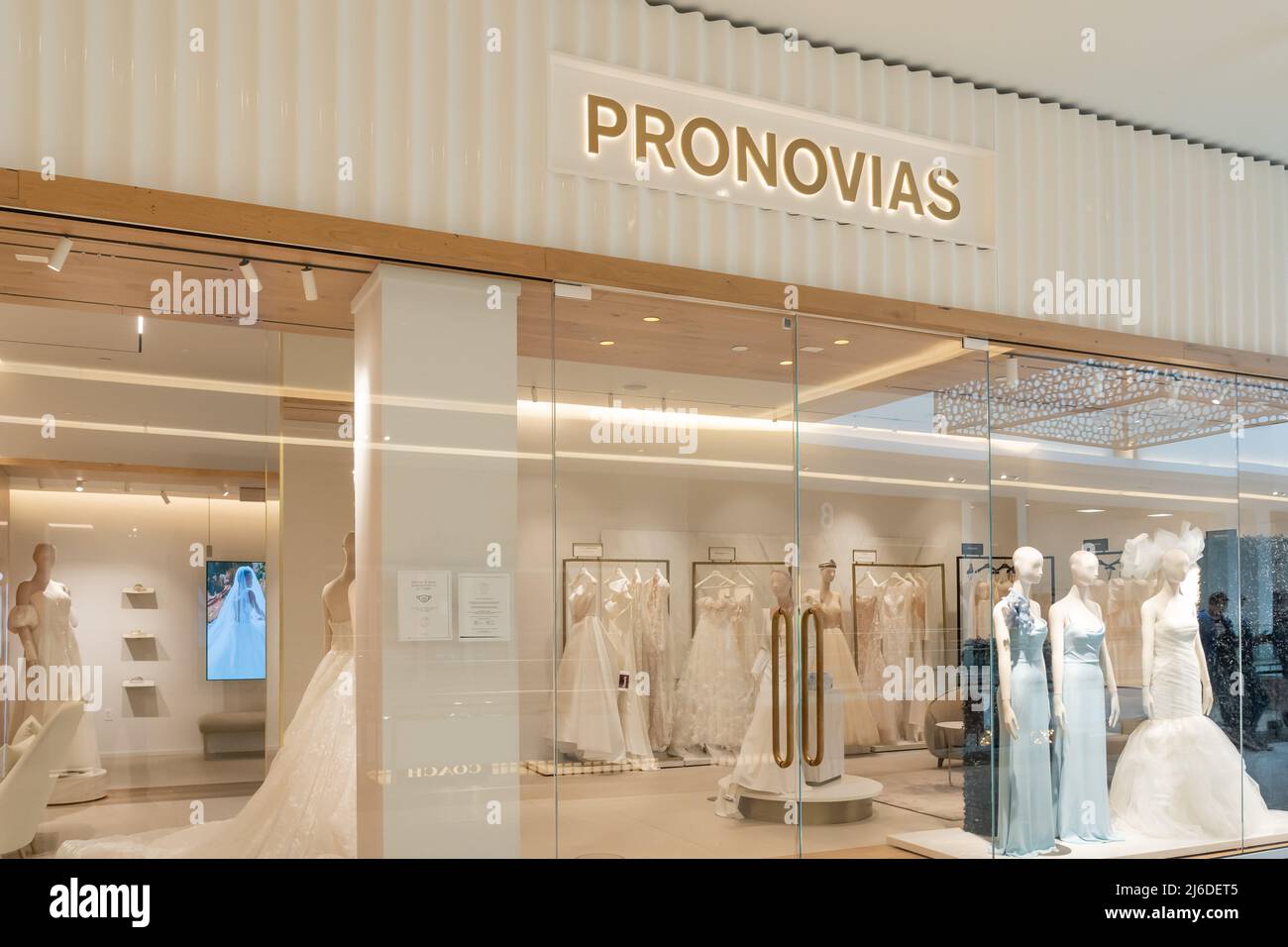 Houston, Texas, USA - 25. Februar 2022: Pronovias-Laden in einem Einkaufszentrum. Pronovias ist ein Designunternehmen für Hochzeitskleider mit Sitz in Katalonien, Spanien. Stockfoto