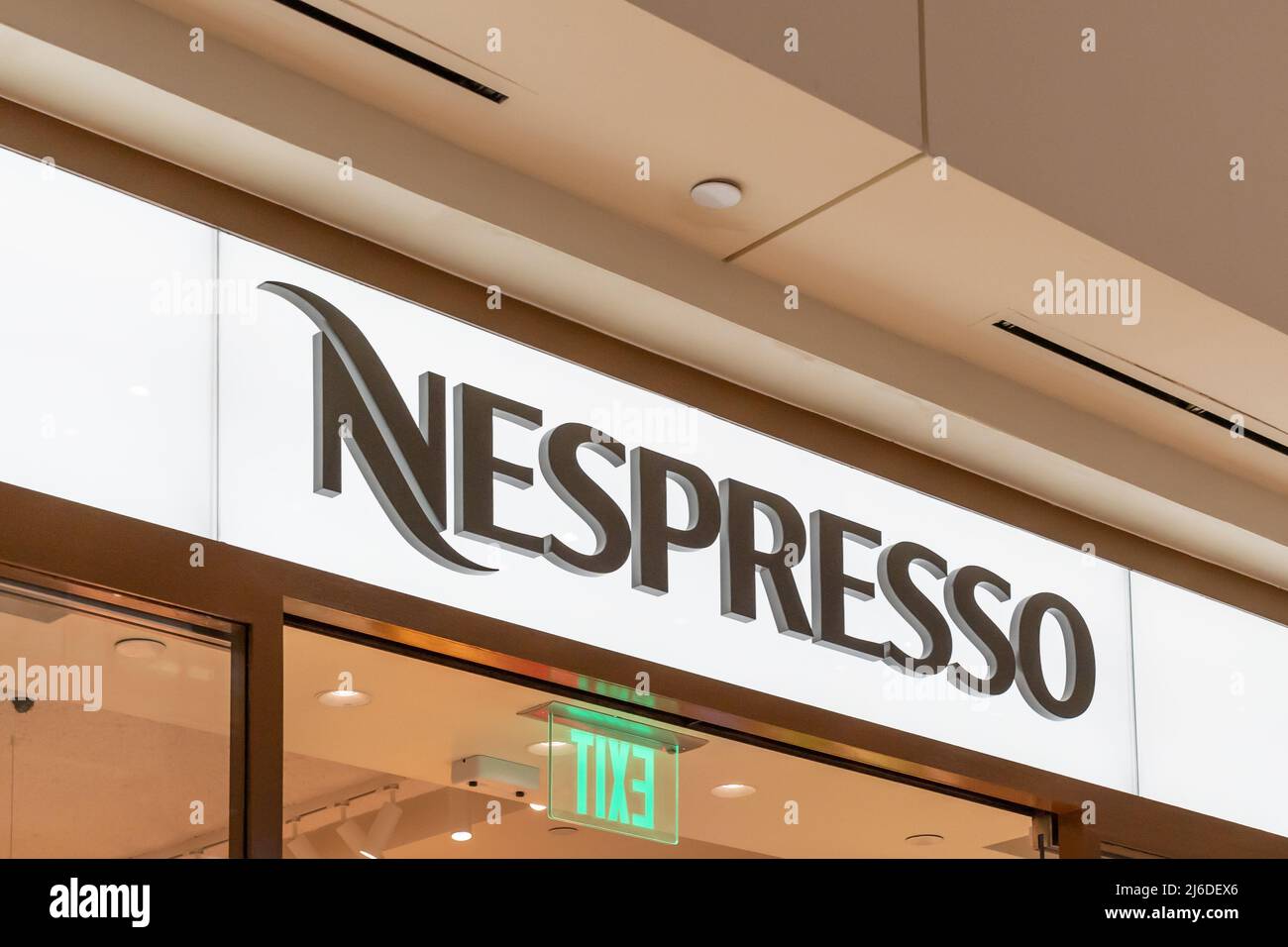 Houston, Texas, USA - 25. Februar 2022: Nespresso-Ladenschild in einem Einkaufszentrum. Nespresso-Maschinen brühen Espresso und Kaffee aus Kaffeekapseln. Stockfoto