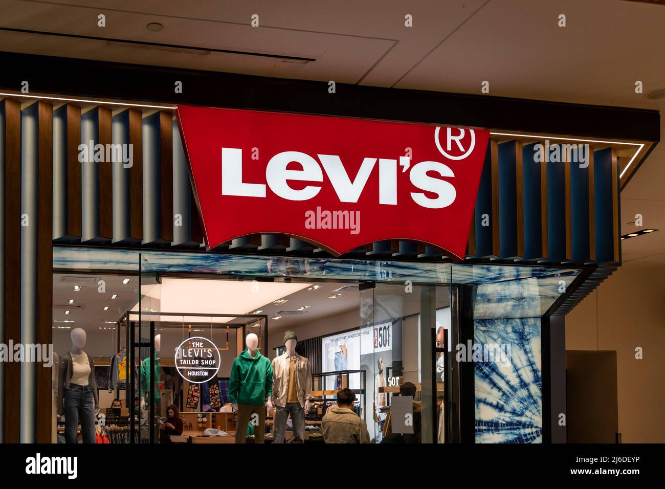 Houston, Texas, USA - 25. Februar 2022: Levi’s Store in einem Einkaufszentrum. Levi Strauss and Co. Ist ein amerikanisches Bekleidungsunternehmen. Stockfoto