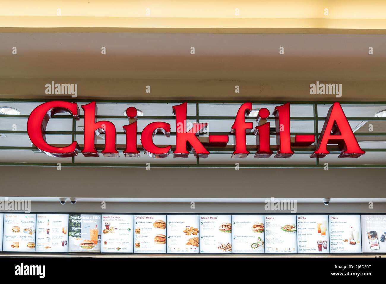 Houston, Texas, USA - 25. Februar 2022: Das Schild „Chick-fil-A Restaurant“ ist in einem Einkaufszentrum zu sehen. Stockfoto