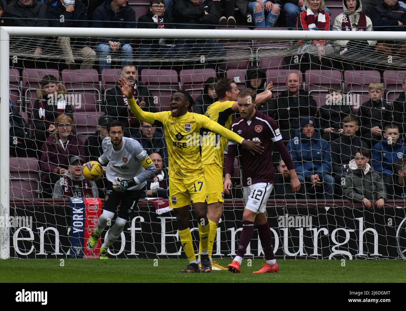 Tynecastle Park Edinburgh, Schottland, 30.. April 22. Heart of Midlothian vs Ross County Cinch Premiership Match. Dejection für Ross County Stürmer, Jordan White, & Regan Charles-Cook (17) nach seinem nicht erlaubten Tor Credit: eric mccowat/Alamy Live News Stockfoto