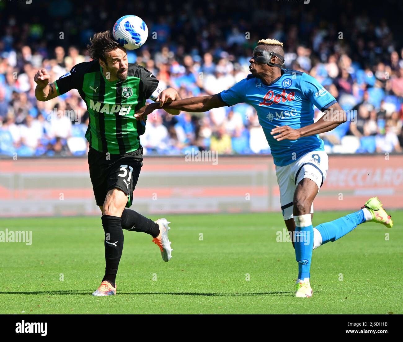 (220501) -- NEAPEL, 1. Mai 2022 (Xinhua) -- Napoli's Victor Osimhen (R) spielt mit Sassuolo's Gian Marco Ferrari während eines Serie-A-Fußballspiels zwischen Napoli und Sassuolo in Neapel, Italien, am 30. April 2022. (Foto von Alberto Lingria/Xinhua) Stockfoto