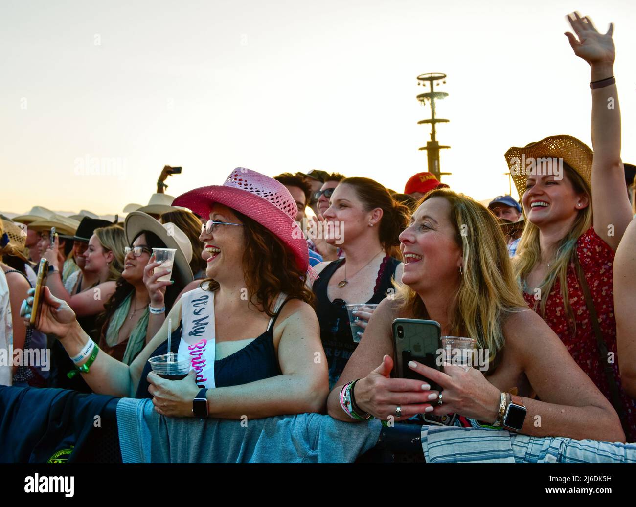 Indio, Kalifornien, 30. April 2022 - das Publikum hat Spaß beim Stagecoach Country Music Festival. Kredit: Ken Howard/Alamy Live Nachrichten Stockfoto