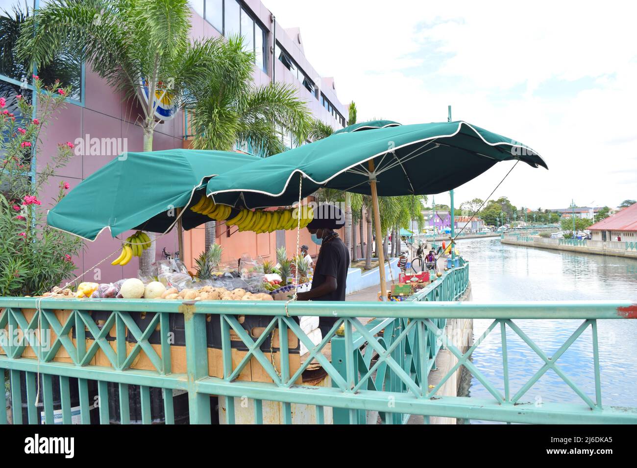 Ein einheimischer Mann mit Gesichtsmaske verkauft in Bridgetown Barbados Obst. Stockfoto