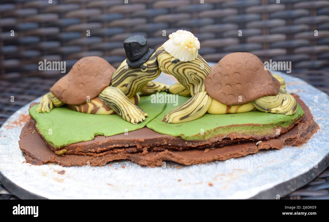 Hochzeitstorte mit küssenden Schildkröten. Stockfoto
