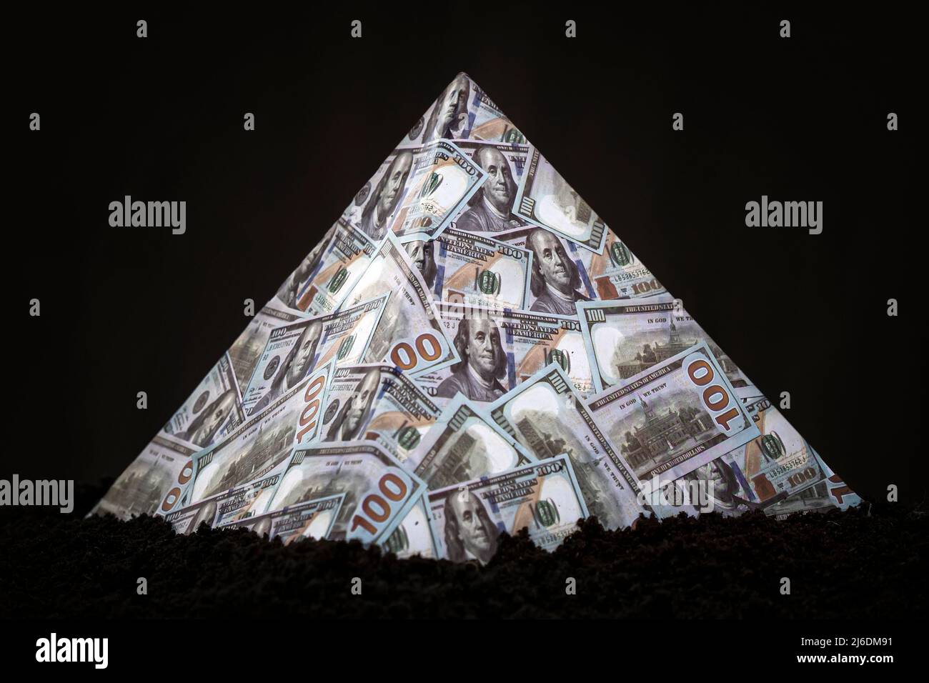 Ein Pyramidenschema auf schwarzem Hintergrund. Das Konzept des Finanzbetrugs. Der Dollar als globale Finanzpyramide. Stockfoto