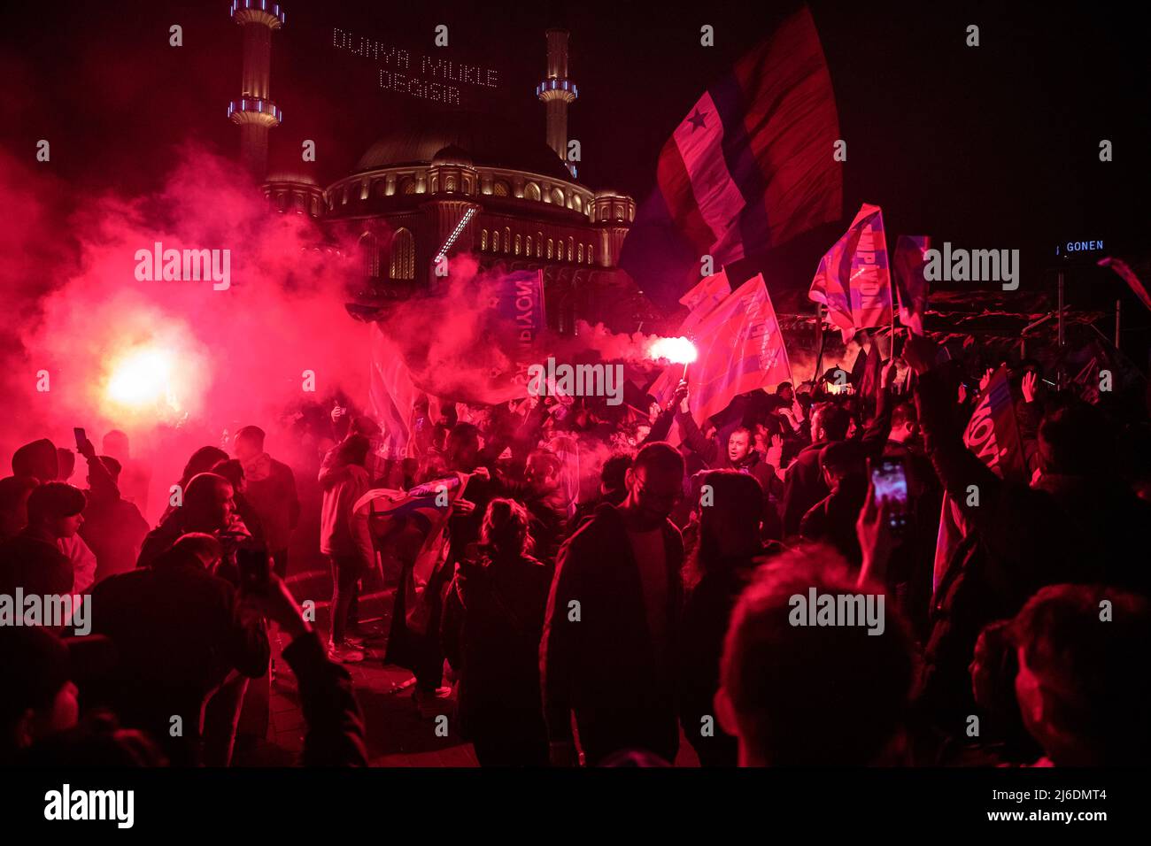 Trabzonspor-Fans feiern den Sieg beim türkischen Super-Lig-Titel, dem 1.-Ligapitel des Vereins seit 1984 nach dem türkischen Super-Lig-Fußballspiel zwischen Trabzonspor und Antalyaspor in Istanbul. (Endergebnis; Trabzonspor 2:2 Antalyaspor) Stockfoto