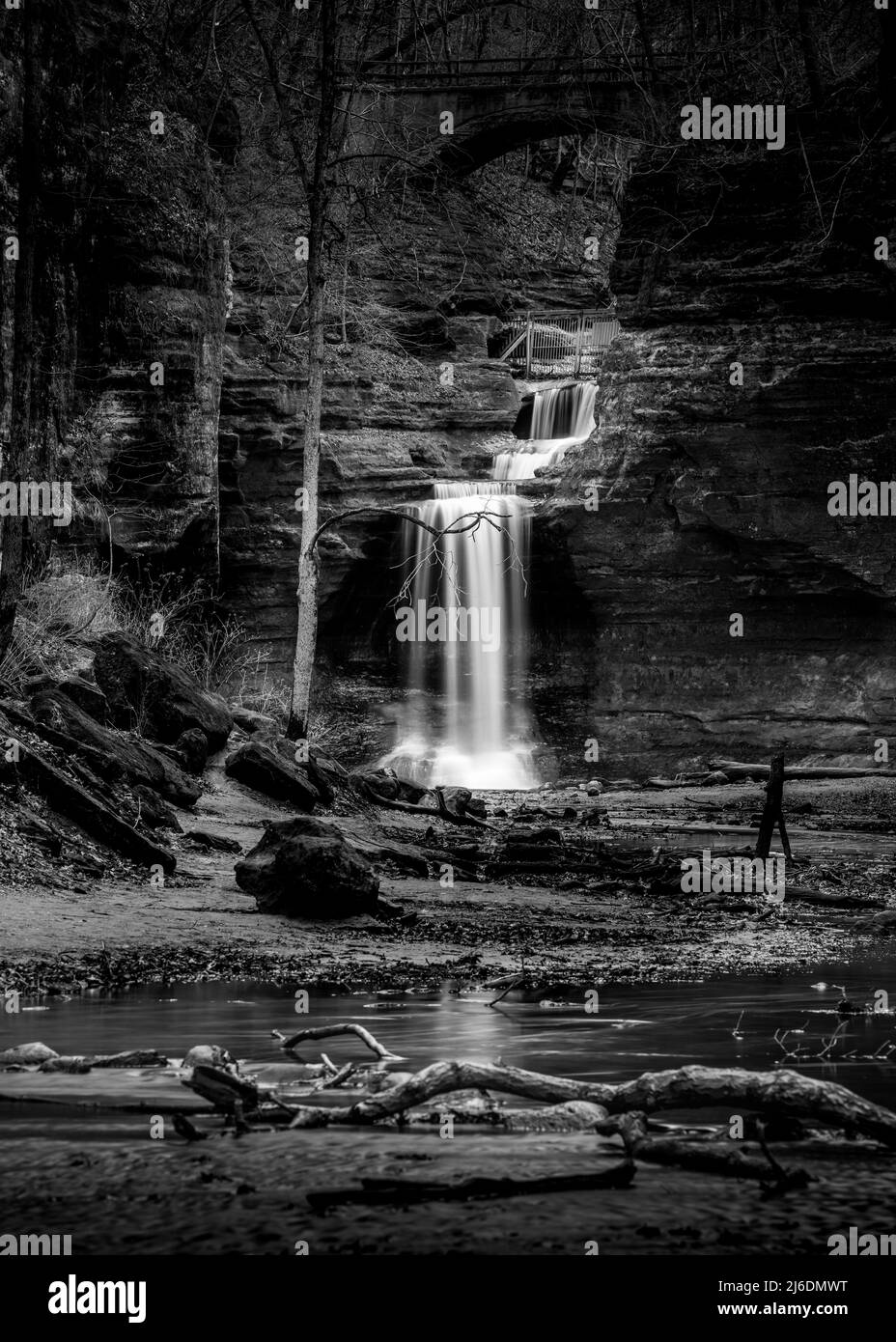 S/W Langzeitaufnahmen von einem Wasserfall und unteren dells in einem Schieferschlucht im Matthiessen State Park in Illinois Stockfoto