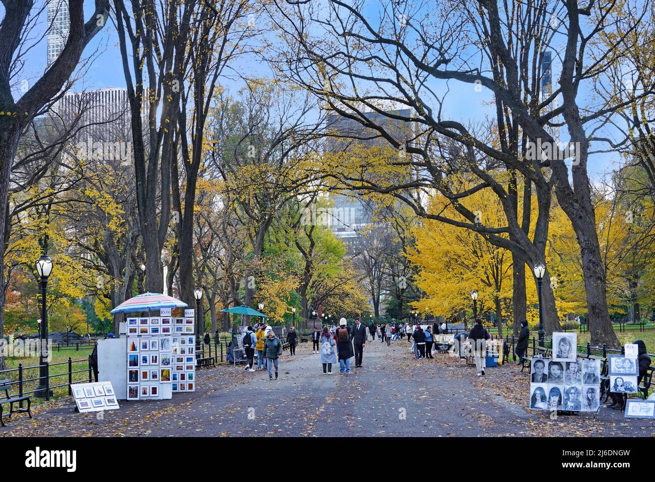 Machen Sie eine Promenade durch den Central Park, New York City, mit Herbstlaub und Verkäufern Stockfoto