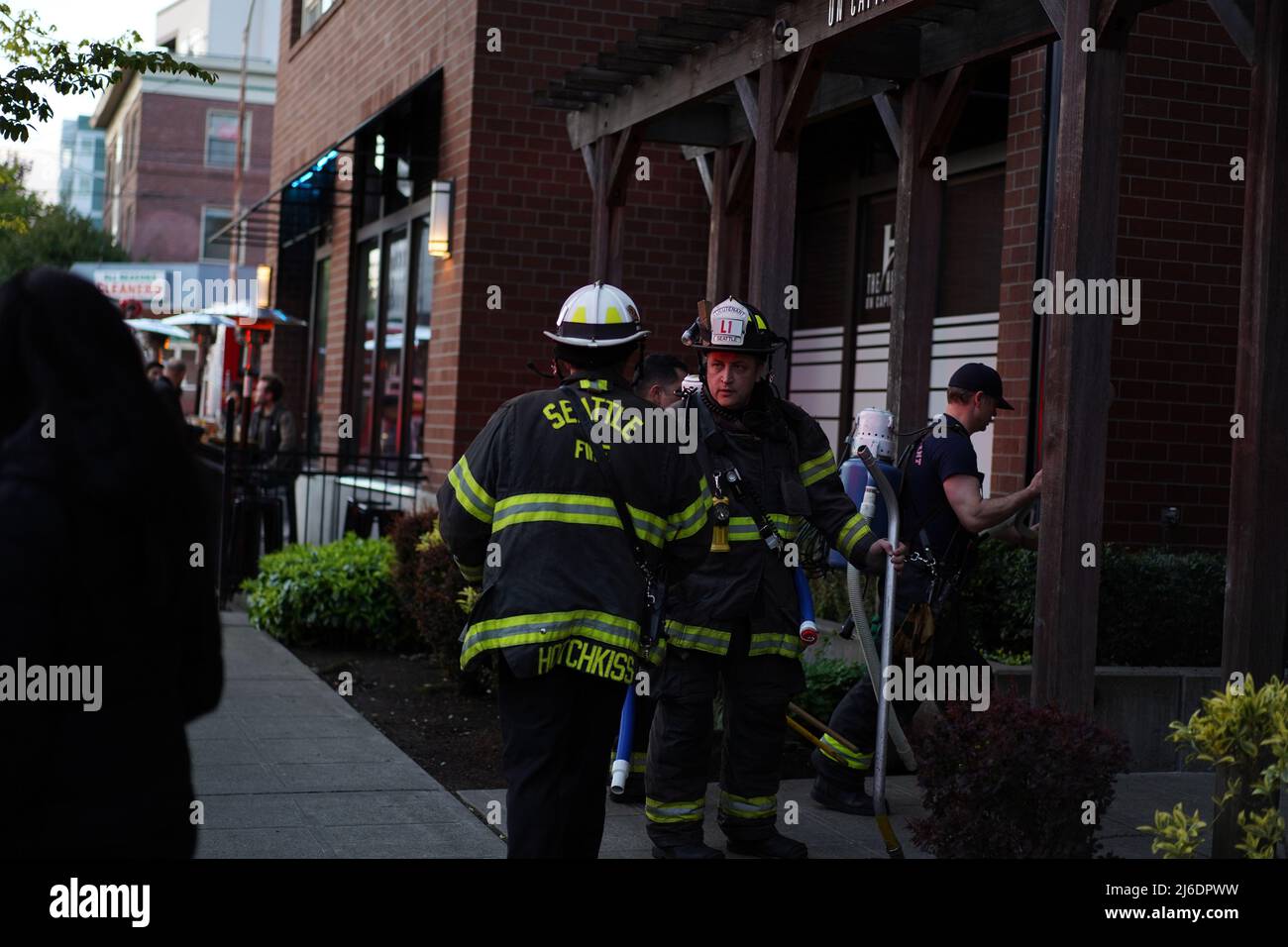 Seattle, WA, USA. 30. April 2022. Feuerwehrleute besprechen ihren Aktionsplan für die Wohnung. Das Feuer wurde aufgrund einer noch vorhandenen Brandlast auf dem Ofen ausgelöst. Quelle: Ananya Mishra/Alamy Live News Stockfoto