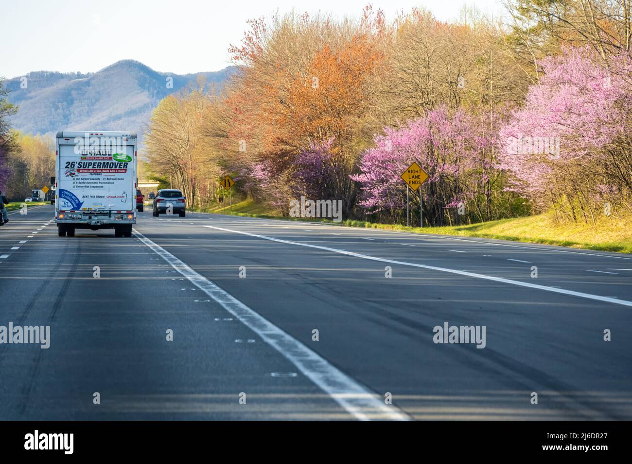 U-Haul-Transporter auf der I-77 in der Nähe von Mt. Airy, North Carolina, nähert sich Anfang Frühjahr der Staatsgrenze von Virginia. (USA) Stockfoto