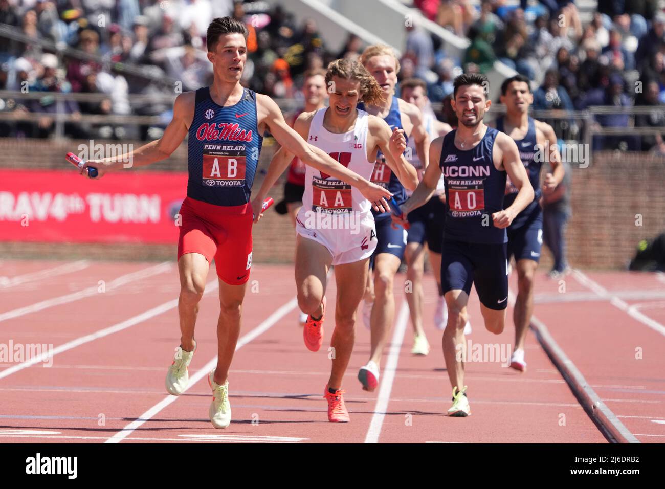 Mario Garcia Romo aus Mississippi (ab) feiert nach dem Sieg gegen Olin Hacker aus Wisconsin (AA) und Eric Van der Els aus Connecticut (AD) auf dem 1.600 m Ankerleg der Championship of America Distance Medley Relay während der 126. Penn Relays am Freitag, 29. April 2022 in Philadelphia. OLE Miss gewann in 9:29.45. Stockfoto