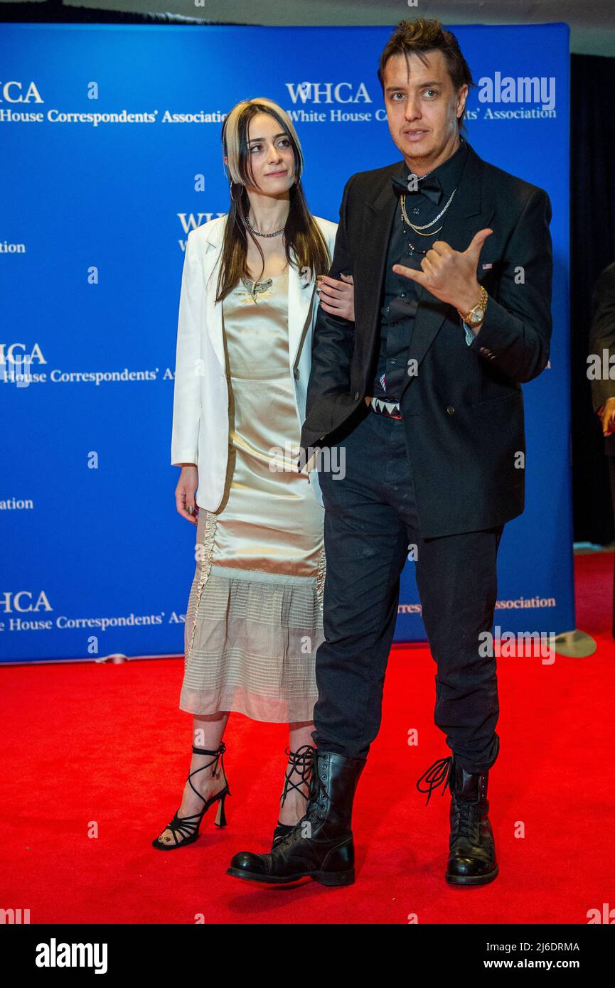Julian Casablancas, rechts, kommt am Samstag, den 30. April 2022, zum Jahresessen der White House Correspondenents Association 2022 im Washington Hilton Hotel an. Dies ist das erste Mal seit 2019, dass die WHCA aufgrund der COVID-19-Pandemie ihr jährliches Abendessen veranstaltet. Kredit: Rod Lamkey / CNP Stockfoto