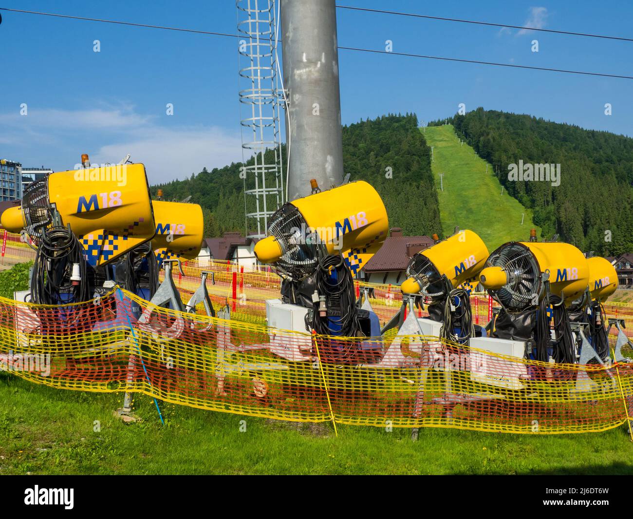 Schneefräsen auf der Skipiste Stockfoto