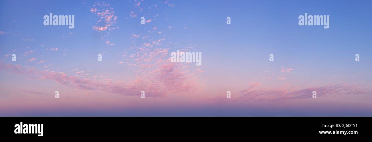 Panoramafoto des malerischen Himmels mit Spindrift-Wolken bei Sonnenaufgang Stockfoto