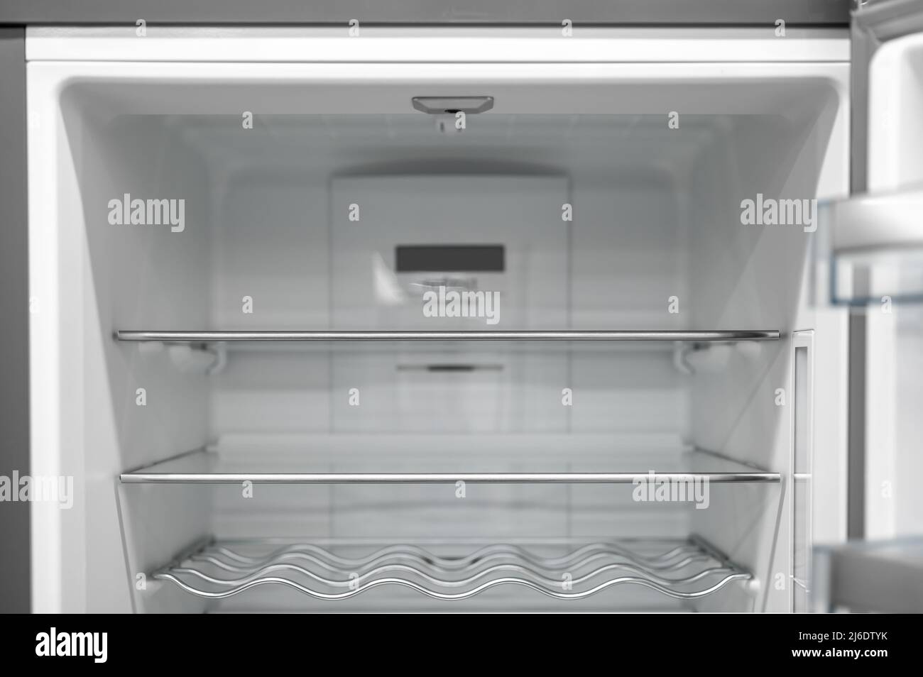 Leerer Kühlschrankhintergrund, Innenansicht in den Kühlschrank mit glasigen Regalen, Konzept zur Lagerung von Lebensmitteln. Innen von sauberen und leeren Kühlschrank mit Regal Stockfoto