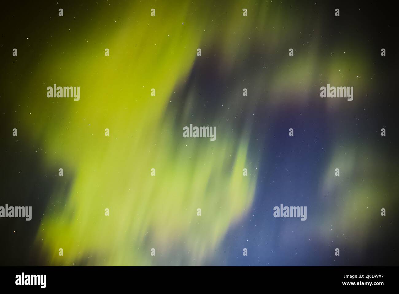 Hellgrüne aurora borealis in Nordschweden. Stockfoto