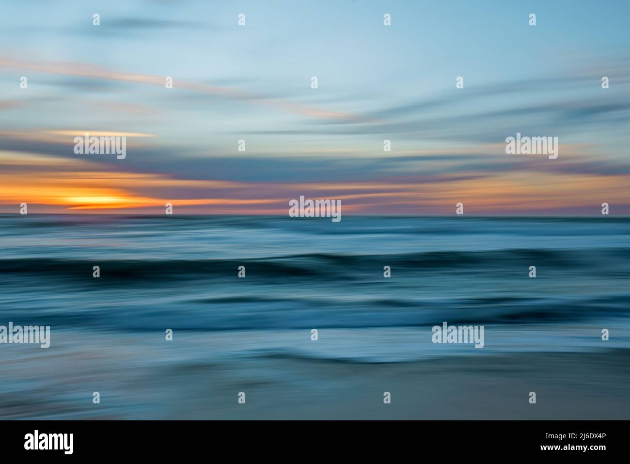 Tropischer Strand Sonnenuntergang, abstrakt. Wunderschönes Meer und farbenfroher Himmel. Bewegungsunschärfe, Linienkunst, kreatives Design Stockfoto