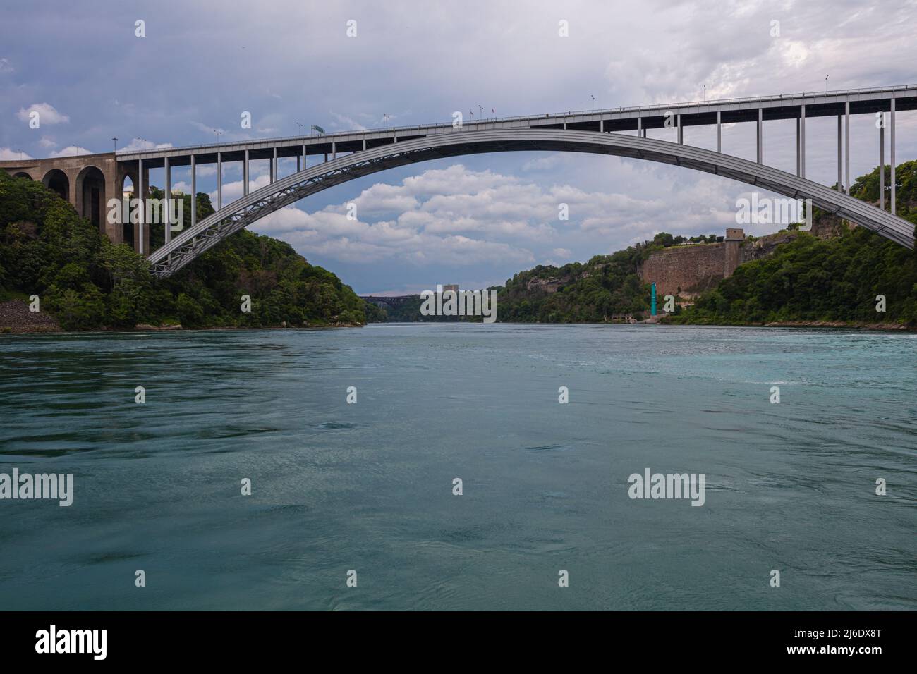 Die Rainbow Bridge an den Niagarafällen ist eine Stahlbogenbrücke, die die Niagara Gorge überspannt. Sie verbindet Ontario, Kanada und New York, USA. Stockfoto