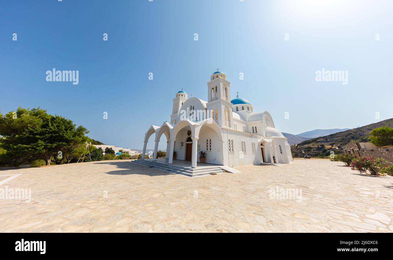 Paros, Griechenland - 3. August 2021: Heilige Pfarrkirche Pantanassis in Naoussa Paros. Paros eine griechische Insel in der zentralen Ägäis auf der Kykladen-Insel Stockfoto